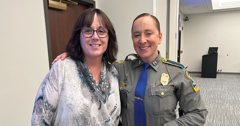 Tammy Sneed, experta en prevención de la trata de personas y el Capitán Conley posan para una foto.