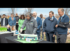  La Administradora de Tránsito del Departamento de Transporte de Connecticut, Lisa Rivers, corta la torta ceremonial junto al Gobernador Ned Lamont, el Senador Richard Blumenthal y el Comisario Garrett Eucalitto en la celebración del aniversario de CTfastrak
